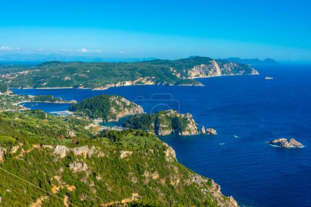 Foto de Vista panorámica de la costa de Paleokastritsa en la isla griega Corfú. - Imagen libre de derechos