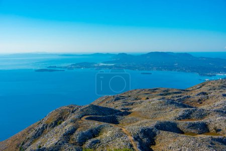 Foto de Kerkyra vista desde el Monte Pantokrator en Corfú, Grecia. - Imagen libre de derechos