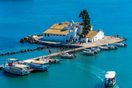 Téléchargez les photos : Monastère Sainte de Panagia Vlacherna sur l "île grecque de Corfou. - en image libre de droit