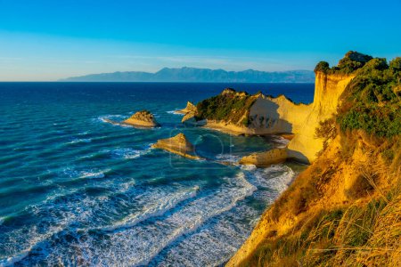 Téléchargez les photos : Coucher de soleil sur le Cap Drastis une île de Corfou, Grèce. - en image libre de droit