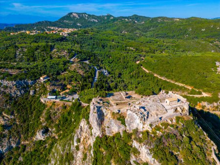Téléchargez les photos : Paysage de l'île grecque de Corfou et le château Angelokastro. - en image libre de droit
