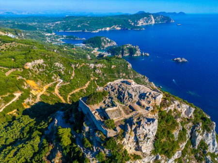 Foto de Vista aérea de la costa de Paleokastritsa y el castillo de Angelokastro en la isla griega de Corfú. - Imagen libre de derechos
