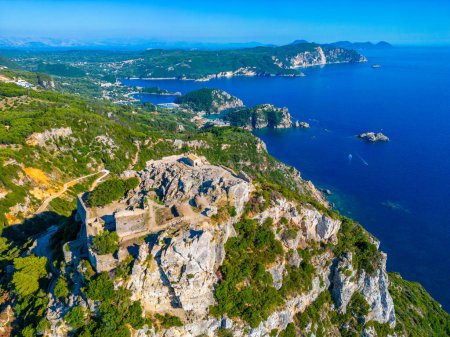 Téléchargez les photos : Vue aérienne du littoral de Paleokastritsa et du château Angelokastro sur l "île grecque de Corfou. - en image libre de droit