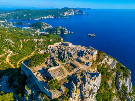Foto de Vista aérea de la costa de Paleokastritsa y el castillo de Angelokastro en la isla griega de Corfú. - Imagen libre de derechos