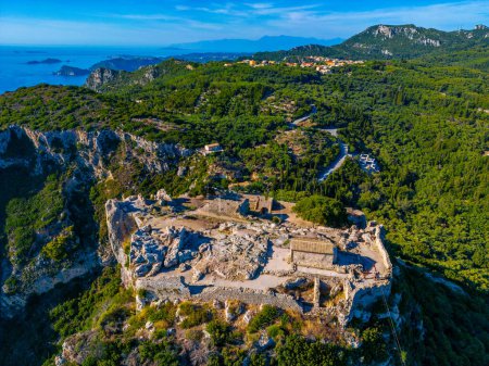 Foto de Paisaje de la isla griega Corfú y castillo de Angelokastro. - Imagen libre de derechos
