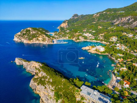 Foto de Vista aérea de la costa de Paleokastritsa en la isla griega de Corfú. - Imagen libre de derechos