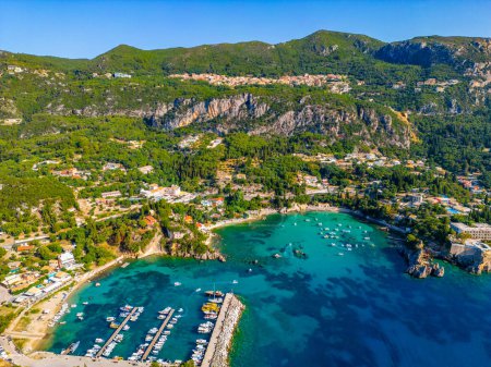 Foto de Vista aérea de la costa de Paleokastritsa en la isla griega de Corfú. - Imagen libre de derechos