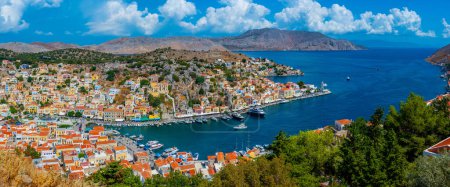 Foto de Vista panorámica de la isla griega Symi. - Imagen libre de derechos