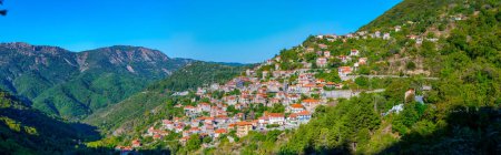 Téléchargez les photos : Vue panoramique du village de Dimitsana en Grèce. - en image libre de droit