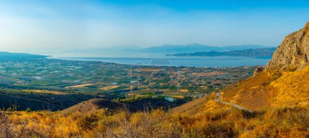 Téléchargez les photos : Paysage agricole le long du golfe de Corinthe en Grèce. - en image libre de droit
