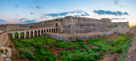 Téléchargez les photos : Coucher de soleil sur le château de Methoni en Grèce. - en image libre de droit
