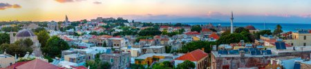 Téléchargez les photos : Coucher de soleil vue panoramique sur le Palais du Grand Maître des Chevaliers de Rhodes en Grèce. - en image libre de droit
