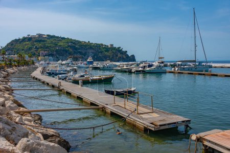 Téléchargez les photos : Amarrage de bateaux à Casamicciola Terme marina sur l'île d'Ischia, Italie. - en image libre de droit