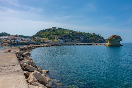 Téléchargez les photos : Promenade au bord de la mer à Casamicciola Terme sur l'île d'Ischia, Italie. - en image libre de droit