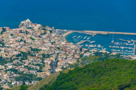 Vista panorámica de la ciudad italiana Forio en la isla de Ischia.