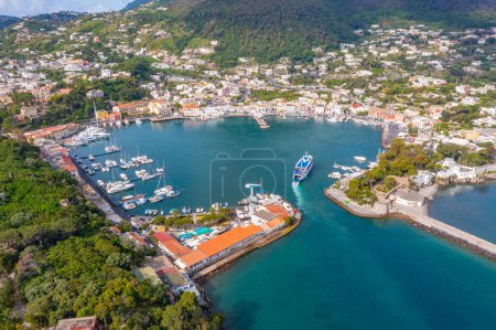 Téléchargez les photos : Vue aérienne de la ville de Porto d'Ischia sur l'île d'Ischia, Italie. - en image libre de droit