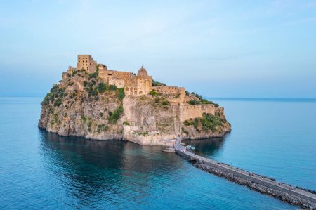 Téléchargez les photos : Castello Aragonese au large de l'île italienne d'Ischia. - en image libre de droit