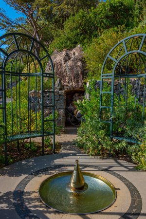 Téléchargez les photos : Fontaine dans les jardins de Giardini la Mortella à Ischia, Italie. - en image libre de droit