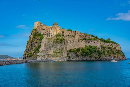 Foto de Castello Aragonese frente a la costa de la isla italiana Ischia. - Imagen libre de derechos