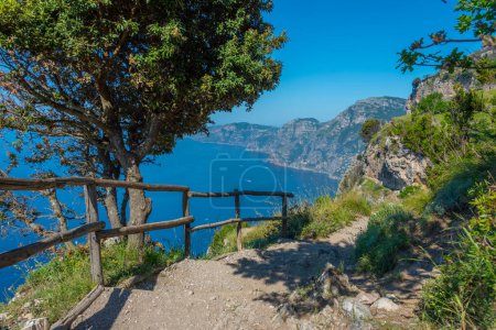 Téléchargez les photos : Paysage naturel de la côte de Costiera Amalfitana vue depuis le sentier de randonnée Sentiero degli Dei en Italie. - en image libre de droit