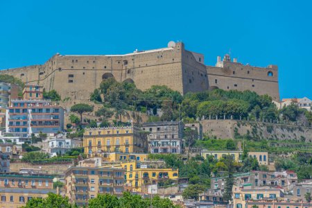 Foto de Castel Sant 'Elmo con vistas a la ciudad italiana Nápoles. - Imagen libre de derechos
