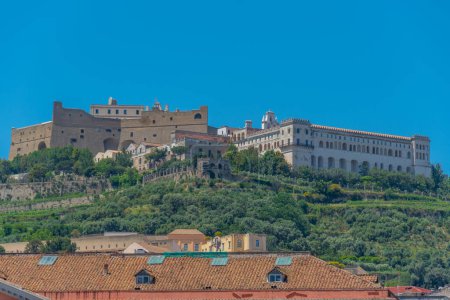 Foto de Castel Sant 'Elmo con vistas a la ciudad italiana Nápoles. - Imagen libre de derechos