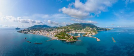 Téléchargez les photos : Vue aérienne de la ville de Porto d'Ischia sur l'île d'Ischia, Italie. - en image libre de droit