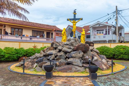 Téléchargez les photos : Statue de la crucifixion de Jésus à l'église Saint Sébastien de Negombo, Sri Lanka. - en image libre de droit