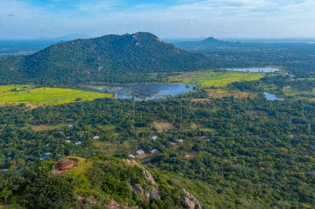 Téléchargez les photos : Vue aérienne du paysage verdoyant près de la montagne Mihintale au Sri Lanka. - en image libre de droit