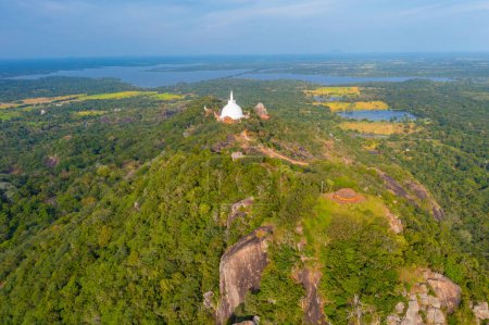 Foto de Vista aérea del sitio budista de Mihintale en Sri Lanka. - Imagen libre de derechos