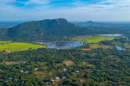 Foto de Vista aérea del paisaje verde cerca de la montaña Mihintale en Sri Lanka. - Imagen libre de derechos