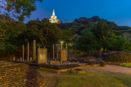 Téléchargez les photos : Vue de nuit de l'inscription sur la dalle du site bouddhiste Mihintale au Sri Lanka. - en image libre de droit