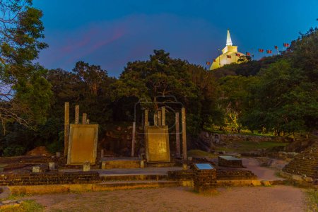 Téléchargez les photos : Vue de nuit de l'inscription sur la dalle du site bouddhiste Mihintale au Sri Lanka. - en image libre de droit