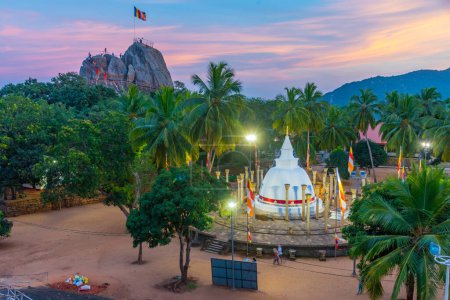 Téléchargez les photos : Vue de nuit d'Ambasthala Dagaba sur le site bouddhiste Mihintale au Sri Lanka. - en image libre de droit