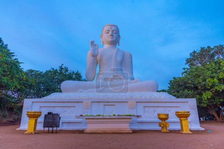 Téléchargez les photos : Statue de Bouddha sur le site bouddhiste Mihintale au Sri Lanka. - en image libre de droit