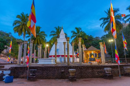 Foto de Vista nocturna de Ambasthala Dagaba en el sitio budista Mihintale en Sri Lanka. - Imagen libre de derechos