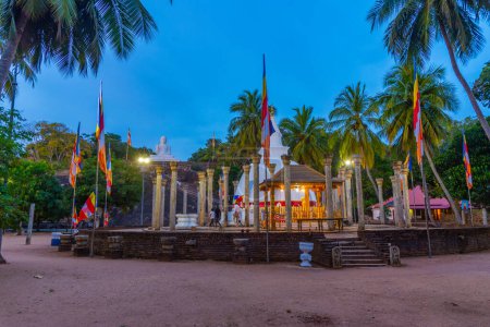 Téléchargez les photos : Vue de nuit d'Ambasthala Dagaba sur le site bouddhiste Mihintale au Sri Lanka. - en image libre de droit