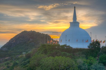 Foto de Vista del atardecer de Maha stupa en el sitio budista Mihintale en Sri Lanka. - Imagen libre de derechos