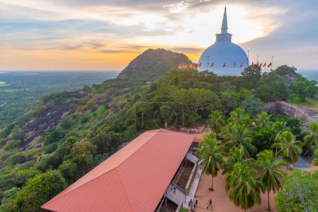 Téléchargez les photos : Coucher de soleil du stupa Maha sur le site bouddhiste Mihintale au Sri Lanka. - en image libre de droit