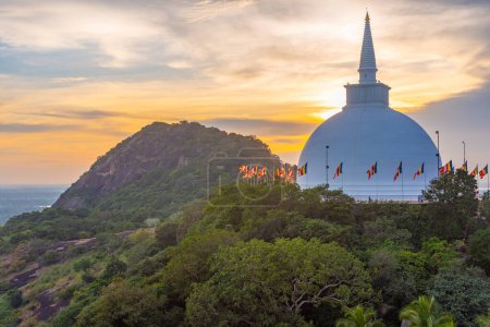 Téléchargez les photos : Coucher de soleil du stupa Maha sur le site bouddhiste Mihintale au Sri Lanka. - en image libre de droit
