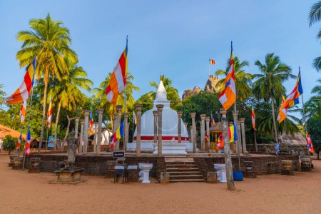Téléchargez les photos : Ambasthala Dagaba sur le site bouddhiste Mihintale au Sri Lanka. - en image libre de droit