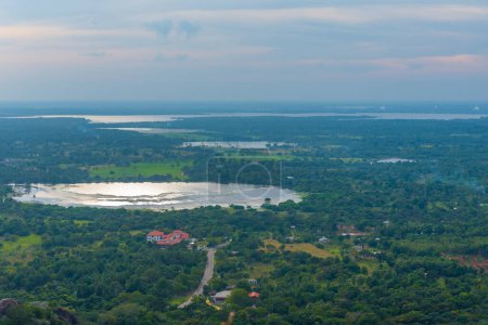 Foto de Vista aérea del paisaje verde cerca de la montaña Mihintale en Sri Lanka. - Imagen libre de derechos