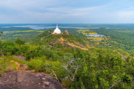 Téléchargez les photos : Vue aérienne du site bouddhiste Mihintale au Sri Lanka. - en image libre de droit
