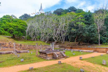 Foto de Antiguas ruinas del sitio budista Mihintale en Sri Lanka. - Imagen libre de derechos