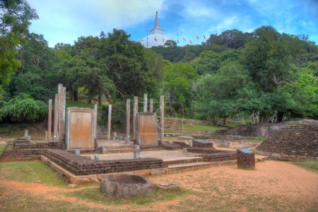 Téléchargez les photos : Inscription dalle de pierre sur le site bouddhiste Mihintale au Sri Lanka. - en image libre de droit