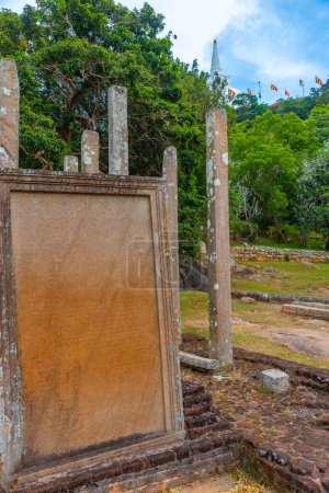 Téléchargez les photos : Inscription dalle de pierre sur le site bouddhiste Mihintale au Sri Lanka. - en image libre de droit