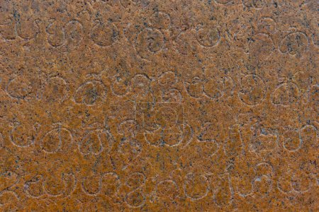 Foto de Inscripción de losa de piedra en el sitio budista de Mihintale en Sri Lanka. - Imagen libre de derechos