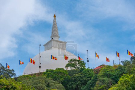 Foto de Vista del atardecer de Maha stupa en el sitio budista Mihintale en Sri Lanka. - Imagen libre de derechos