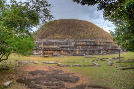 Téléchargez les photos : Stupa Kantaka Cetiya sur le site bouddhiste Mihintale au Sri Lanka. - en image libre de droit