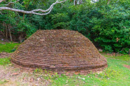Téléchargez les photos : Ruines antiques du site bouddhiste Mihintale au Sri Lanka. - en image libre de droit